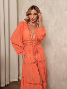 Veste esta túnica de praia e transforma-te numa deusa de férias! Com detalhes de aberturas delicados e um corte fluido, é perfeita para adicionar um toque de elegância boho ao teu look de praia, garantindo que brilles em cada momento. - Laranja - Visão 7