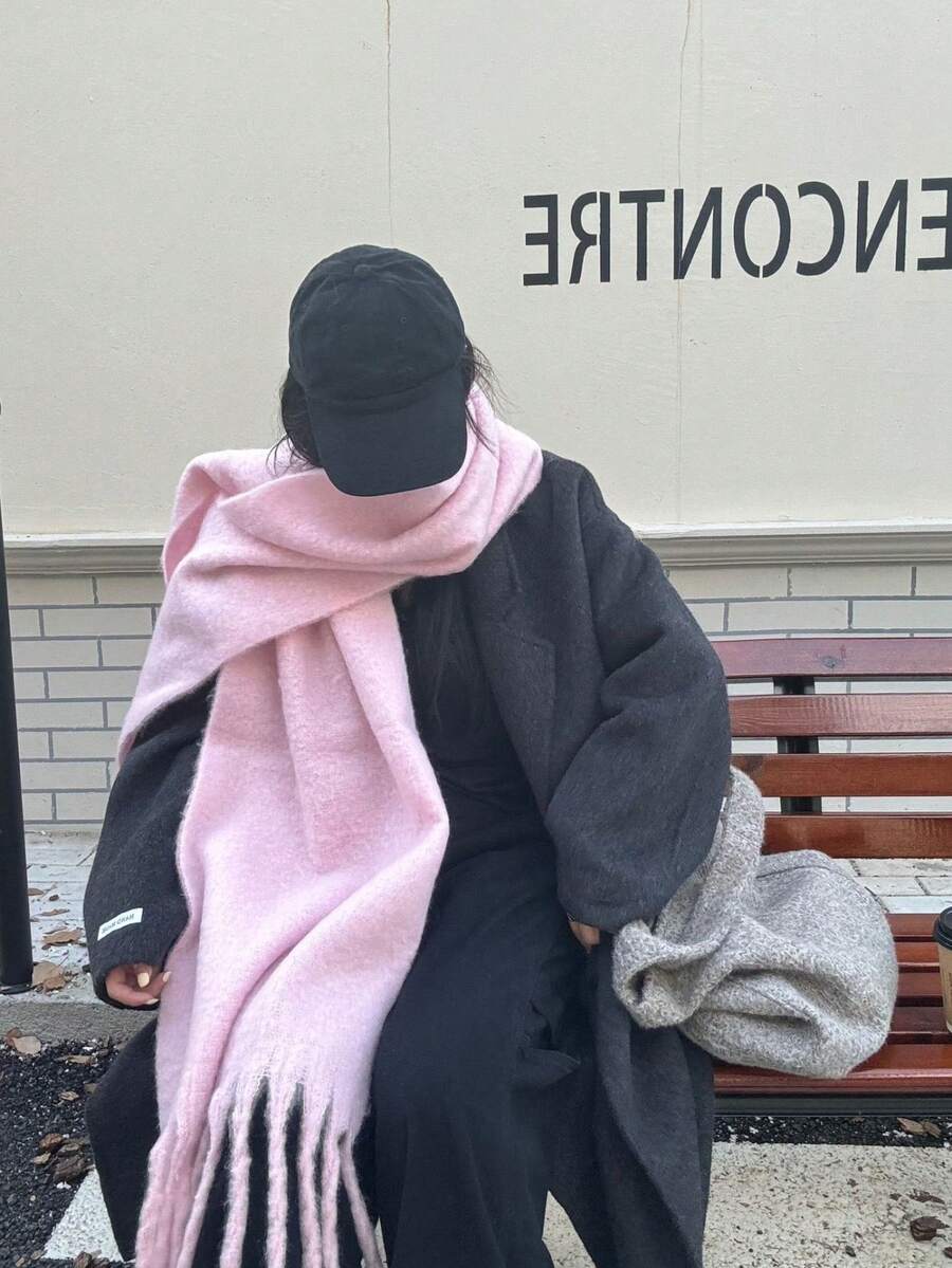 1条纯色围巾，冬季保暖颈部，加厚羊毛针织流苏披肩，适合搭配连衣裙、沙滩装、度假装、旅行必备单品。