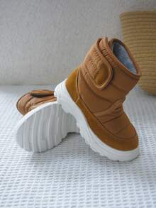 1双棕色幼儿简约时尚保暖休闲雪地靴，适合冬季日常穿着