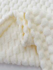 1 Stück einfarbige gestreifte karierte weiche warme Fleecedecke, geeignet für Schlafzimmerdekoration, ganzjährig, Geschenk, bequeme weiche Damenüberwurfdecke, maschinenwaschbar, moderne multifunktionale weiche kuschelige Decke, Weihnachts-, Halloween-Wolldecke als Geschenk, Schlafzimmerdekoration, Picknickdecke, Muttertagsgeschenk, breite gestreifte Kunsthasenfell-Flanell-Überwurfdecke, Entspannungsdecke, kleiner Büroüberwurf