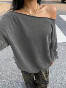Women's Black Off - The - Shoulder Sweatshirt With Red Elephant Graphic And 'ΔΣΘ 1913' Letters, Gray 'LAND' Cap, Camouflage Pants, Gold Jewelry, Studded Black Handbag - Casual Crosswalk - Ready Outfit-Women's Winter Outfits: Elegant Conjunto De Mujeres + Flowy Top, Blusas & Top -Women's Long Sleeve Casual Pullover Top, Loose Fit, Comfortable And Stylish, Perfect For Spring Autumn Winter, Suitable For Daily Wear, Vacation, Party, Gift For Girlfriend Wife Female Friends-Slouchy Off Shoulder Sweatshirt - Xám - Xem 5