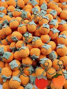 1 件手工钩织柿子贴花 - 橙色纱线果实，带绿色叶子，适用于 DIY 手工艺品、钥匙扣、钩针用品、时尚配饰小水果吊坠、服装装饰、包包装饰、剪贴簿、珠宝制作、家居装饰项目、礼品工艺创意、手工必备品、小型纺织饰品，可选手工亮片细节（不含额外材料） - 彩色 - 查看 5