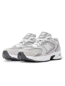 New Balance MR530 以现代日常风格重新演绎了千禧年之交的经典设计。它采用分段式 ABZORB 中底，增强缓冲性能，并采用网状和合成材质覆盖鞋面，拥有流畅的曲线和角度，带来独特的高科技外观和可靠的性能，适合日常穿着。 - 灰色 - 查看 2