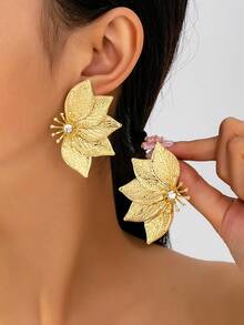 1 Pair Elegant Textured Leaf Design Women Earrings, All Season Stud Earrings - 1 Pair Of Elegant and Simple Leaf Earrings for All Seasons - View 4