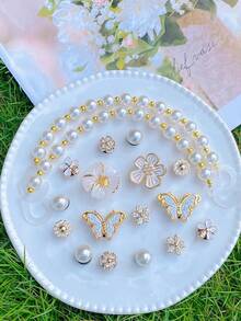 18 قطعة سلسلة من الخرز اللؤلؤي من ABS بتصميمات الزهور والفراشات باللون البيج، مشابك أحذية متعددة الاستخدامات للنساء للصنادل والأحذية الشاطئية والحقائب، مناسبة كهدايا لأعياد الميلاد والمناسبات