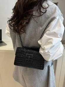 Mini sac à bandoulière rétro mode pour femme, sac bandoulière léger avec chaîne en métal, en matériau PU, sac carré à rabat verrouillable décontracté, sac motif peau de crocodile, sac de shopping pour fille, convient pour les déplacements quotidiens des femmes - Noir - Voir 3