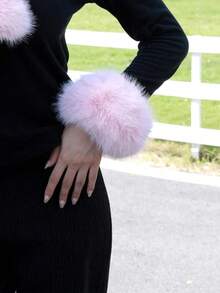 1 par de muñequeras decorativas de piel de conejo falsa para mujeres - Rosa - Ver 3