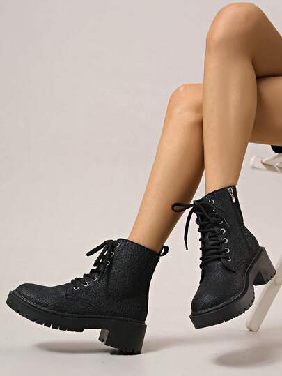 1 par de botas de motociclista pretas com estampa floral, botas femininas versáteis de cano curto com cadarço e zíper nas costas, bico redondo e cano baixo para outono/inverno