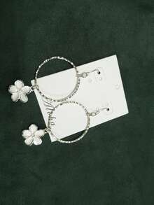 زوج من أقراط الحلقة النحاسية المطفأة المطلية بالنحاس الأبيض على الطراز الهاواي بزهرة البلوميريا