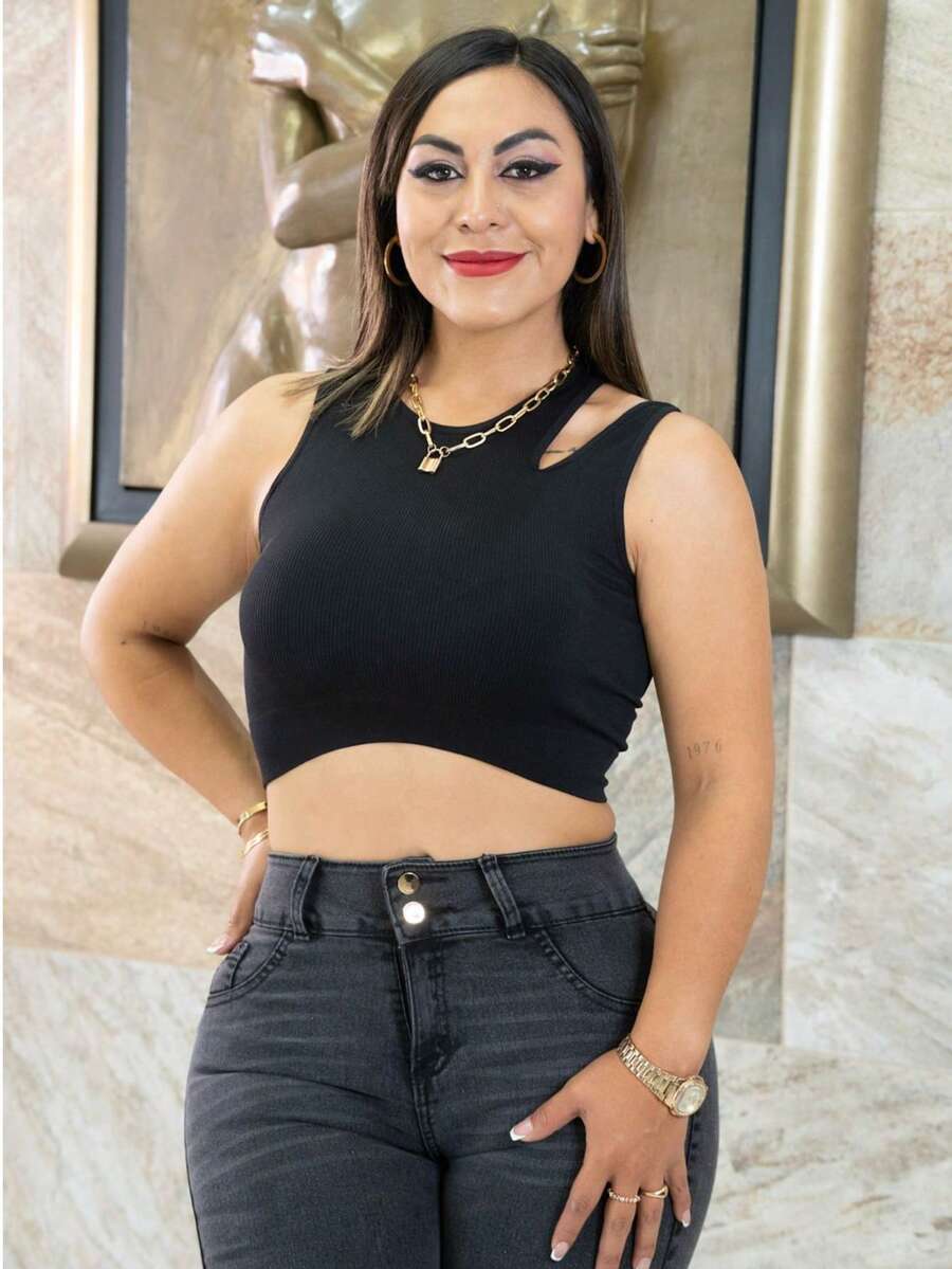 Este crop top de licra es la prenda perfecta para acompañarte en tu rutina diaria con estilo y comodidad. Confeccionado en una suave mezcla de licra de alta calidad, se adapta perfectamente al cuerpo, brindando una sensación de ligereza y libertad de movimiento durante todo el día. Su diseño minimalista y versátil lo convierte en una opción ideal tanto para un look casual como para combinar con prendas más elegantes.  Cuenta con un corte ajustado y una silueta corta que realza la figura sin sacrificar la comodidad. Su tejido elástico permite una excelente transpirabilidad y resistencia al desgaste, lo que lo hace ideal para usar en casa, en salidas informales o incluso durante actividades ligeras.  Disponible en una variedad de colores neutros y vibrantes para adaptarse a tu estilo personal.