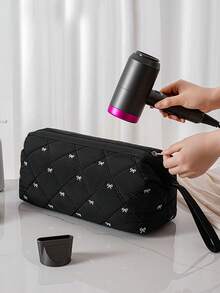 1个经典蝴蝶结刺绣绗缝吹风机收纳袋，带内袋设计，大容量防尘美发工具整理袋，适用于卷发棒、吹风机、发夹等。