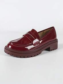 Mocasines clásicos y elegantes de charol para mujer con tacones de bloque, perfectos para viajar diariamente. - Burdeos - Ver 7