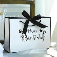 1 Borsa regalo di compleanno elegante in bianco e nero con fiocco, borsa regalo in carta di grande capacità, borsa shopping leggera e pieghevole, con nastro regalo, adatta per migliori amici, fidanzate, mariti, mogli, partner, amici, in particolare per compleanni, Natale, Ognissanti, Ringraziamento e altre occasioni. Stile (colore) casuale. (Fiocco richiesto, carattere richiesto per il fai-da-te)