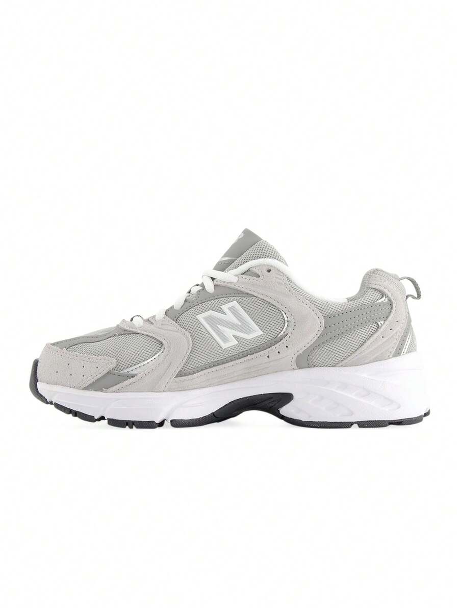 New Balance MR530 以现代日常风格重新演绎了千禧年之交的经典设计。它采用分段式 ABZORB 中底，增强缓冲性能，并采用网状和合成材质覆盖鞋面，拥有流畅的曲线和角度，带来独特的高科技外观和可靠的性能，适合日常穿着。 - 灰色 - 查看 1