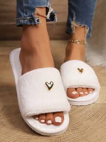 Nouvelles pantoufles ouvertes simples et à la mode pour femmes avec décoration en forme de cœur en peluche. Pantoufles d'intérieur moelleuses et confortables pour la chambre à coucher et le salon, convenant pour le printemps/l'automne - Blanc - Voir 6