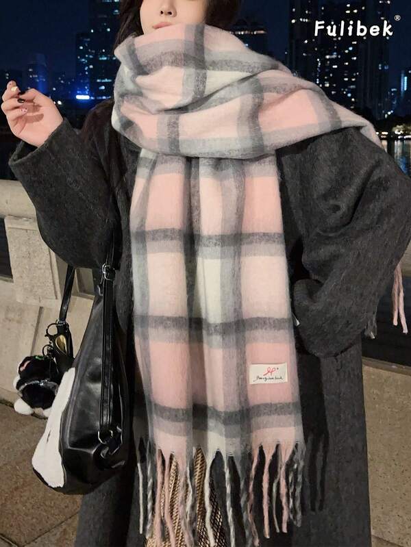 1条女士秋冬新款仿羊毛格子加厚流苏围巾，保暖，时尚街头风，柔软舒适，适合旅行和日常搭配穿着。