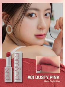 Rom&nd Romand 霧面口紅，防水、持久保濕、不黏膩且易上妝。適合 Gen Z 與 Y2K 風格愛好者，適用於派對與約會，是生日和母親節的完美便攜禮物。淨重：3g/0.1oz - 01 DUSTY PINK - 查看 2