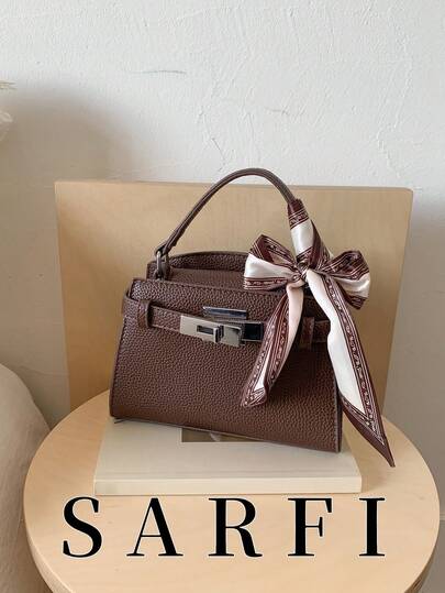 Elegant damhandväska med exklusiv halsduk, minimalistisk axelrem med bokstavsdekor, ny höstmode med metallhårdvara och axelremsdesign, gamla pengar