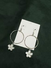 زوج من أقراط الحلقة النحاسية المطفأة المطلية بالنحاس الأبيض على الطراز الهاواي بزهرة البلوميريا