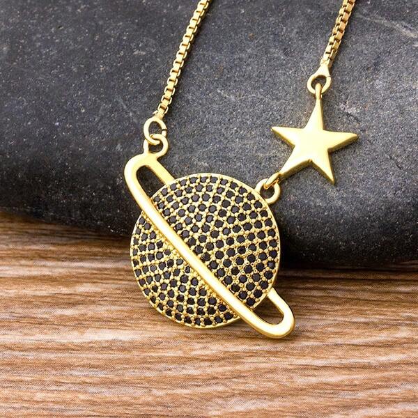 Nuovo design creativo, collana con pendente placcato oro con pianeta e zirconia bianca/nera, gioiello da donna in stile punk rock, regalo