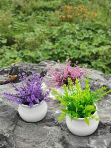 Ensemble de 3 plantes artificielles vertes en pot. Les pots de plantes de simulation sont en plastique et les mini-plantes d'imitation conviennent pour être placées sur les tables à manger intérieures à la maison, ainsi que pour la décoration dans les bureaux, les salles à manger, les cours de ferme et les salles de bain.