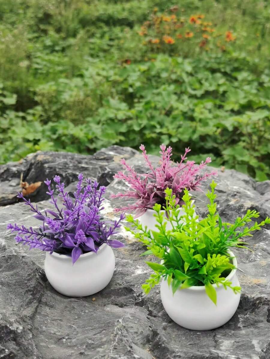 Ensemble de 3 plantes artificielles vertes en pot. Les pots de plantes de simulation sont en plastique et les mini-plantes d'imitation conviennent pour être placées sur les tables à manger intérieures à la maison, ainsi que pour la décoration dans les bureaux, les salles à manger, les cours de ferme et les salles de bain.
