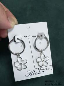 زوج من أقراط الحلقة المصنوعة من الفولاذ المقاوم للصدأ بطراز بوهيمي مرشوش بالرمل بتصميم زهرة البلوميريا