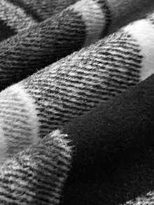 Nueva colección de Navidad y otoño-invierno con una falda casual a cuadros en blanco y negro, de estilo minimalista y elegante. Perfecta para fiestas, con talle alto, forro grueso y un ajuste favorecedor para la figura de la mujer. Adecuada para diversas ocasiones, como salidas diarias, eventos escolares y fiestas navideñas.