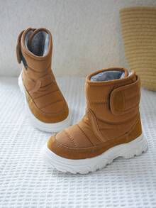 1双棕色幼儿简约时尚保暖休闲雪地靴，适合冬季日常穿着