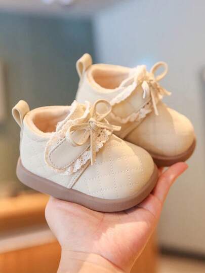 1 双休闲时尚婴儿靴，适合室内、室外、节日，方便的钩环闭合，柔软、舒适、轻便，秋冬