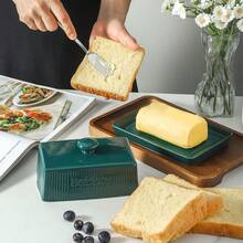 Ursword 1 zestaw maselniczki z pokrywką, elegancki grawerowany pojemnik na masło z pokrywką, ceramiczna tacka na kostki masła o dowolnej wielkości, dekoracyjny pojemnik na masło do blatu i lodówki, duża ceramiczna maselniczka do blatu, pojemnik na masło z pokrywką, wystrój kuchni i akcesoria na prezenty.