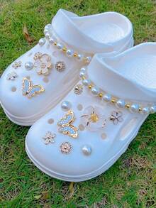 18 قطعة سلسلة من الخرز اللؤلؤي من ABS بتصميمات الزهور والفراشات باللون البيج، مشابك أحذية متعددة الاستخدامات للنساء للصنادل والأحذية الشاطئية والحقائب، مناسبة كهدايا لأعياد الميلاد والمناسبات