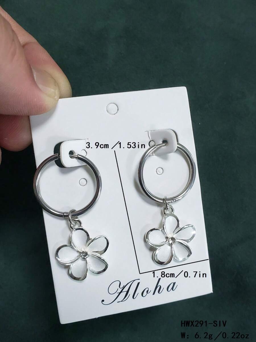 زوج من أقراط الحلقة المصنوعة من الفولاذ المقاوم للصدأ بطراز بوهيمي مرشوش بالرمل بتصميم زهرة البلوميريا