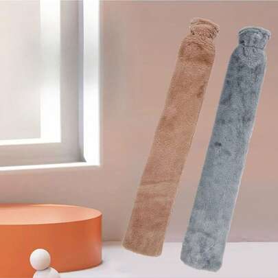 Madebyblanc 简约纯色热水袋，暖棕、浅灰等多种颜色可选。柔软亲肤的毛绒面料，触感细腻舒适。加长设计，可灵活包裹腰颈等不同部位，带来大面积温暖。持久保温，驱散冬日寒意，居家休闲、办公通勤、女性经期保暖、老年人冬季保温、怕冷人群保暖等冬季送礼佳品。