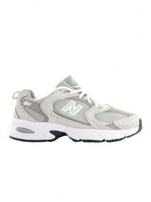 New Balance MR530 以现代日常风格重新演绎了千禧年之交的经典设计。它采用分段式 ABZORB 中底，增强缓冲性能，并采用网状和合成材质覆盖鞋面，拥有流畅的曲线和角度，带来独特的高科技外观和可靠的性能，适合日常穿着。 - 灰色 - 查看 4