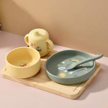 5件套婴儿硅胶餐具套装，包括1个盘子，1个碗，1个杯子，1个勺子，1个围兜，带有可爱图案，培养自主进食技能，可用洗碗机清洗，适合6个月及以上婴儿，可调节围兜，吸盘碗，软勺，防滑，食物储存，喂食训练晚餐套装 - 彩色 - 查看 7