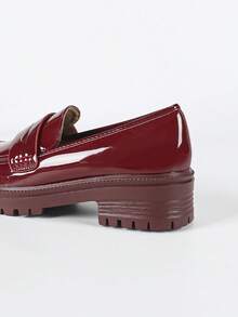 Mocasines clásicos y elegantes de charol para mujer con tacones de bloque, perfectos para viajar diariamente. - Burdeos - Ver 9