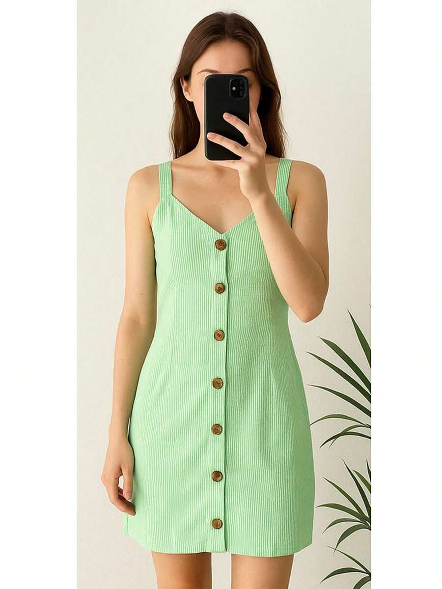 Vestido corto de tirantes con botones frontales decorativos, ideal para un look fresco y juvenil. diseño en tela ligera con rayas - Verde - Ver 1
