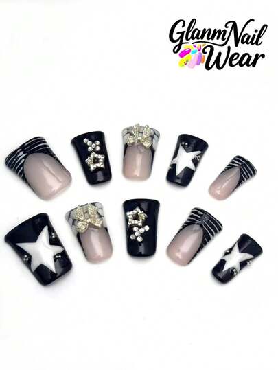 10 أظافر مصنوعة يدويًا بشكل منقار البط. مع لون أسود وأبيض بالإضافة إلى عناصر مثل النجوم والماس اللامع ، فهي باردة ولامعة ، مناسبة للأشخاص الذين يفضلون أسلوبًا أنيقًا وحادًا. يحتوي كل مجموعة على 10 أظافر ، وتقدم ثلاثة أحجام للاختيار ، وتأتي مع مجموعة من الأدوات. إنها خيار مثالي للنساء والفتيات!