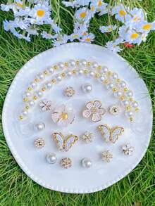 18 قطعة سلسلة من الخرز اللؤلؤي من ABS بتصميمات الزهور والفراشات باللون البيج، مشابك أحذية متعددة الاستخدامات للنساء للصنادل والأحذية الشاطئية والحقائب، مناسبة كهدايا لأعياد الميلاد والمناسبات