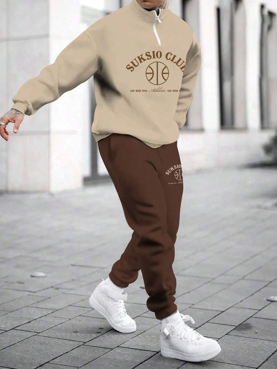A 2-Piece Set Featuring A Khaki Letter Paired With A Geometric Pattern Printed Design, Consisting Of A Stand-Collar Long-Sleeve Top And Matching Brown Casual Sports Pants; Men's Long-Sleeve And Long-Pants Set, Warm And Comfortable With A Regular Fit And Made From High-Quality Soft Fabric; Suitable For All Casual, Athletic, And Dating Occasions. ...