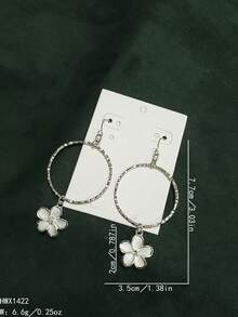 زوج من أقراط الحلقة النحاسية المطفأة المطلية بالنحاس الأبيض على الطراز الهاواي بزهرة البلوميريا