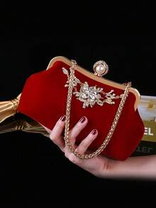 Una borsa a mano rossa con fibbia di blocco in metallo dallo stile elegante, squisito e lussuoso, realizzata in tessuto di velluto peluche dallo stile portabile e leggero. La borsa è decorata con strass e diamanti e può essere utilizzata come versatili piccola borsa per feste, banchetti, serate, cocktail o ritrovi di ragazze e altre occasioni. Può essere utilizzata anche con abiti lunghi ed eleganti o semplicemente quando si passeggia per strada. Un regalo semplice e alla moda per matrimoni cinesi, la sposa o qualsiasi altra occasione formale.