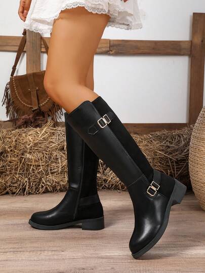 Botas de montaria femininas plus size para outono/inverno, em couro e camurça com detalhes em patchwork e zíper lateral. O detalhe da fivela metálica adiciona sofisticação, o cano alto valoriza a silhueta, o zíper lateral facilita o uso com uma só mão e evita irritações, o forro térmico mantém os pés aquecidos e confortáveis no inverno, a cor nude clássica é versátil e atemporal, perfeitas para o dia a dia, encontros, viagens e fotos, e combinam com diversos looks, inclusive para festas.