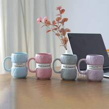 1 pièce Mug en céramique de style tricoté douillet de 425 ml (14,37 oz), tasse à café colorée avec une citation inspirante, lavage à la main uniquement, micro-ondes, résistant à la chaleur, excellent cadeau pour la fête des mères, la fête des pères, Noël