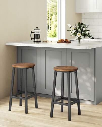 Set di 2 Sgabelli da Bar, Sedie da Cucina, Struttura in Metallo, Montaggio Facile, Alto 65 cm, con Poggiapiedi, per Cucina, Soggiorno, Sala da Pranzo, Marrone Vintage e Nero Classico