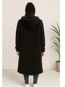 Chamarra larga tipo abrigo, textura suave con diseño tipo trenzado. Ideal para outfits casuales en temporada de otoño/ invierno. - Negro - Ver 2