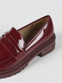 Mocasines clásicos y elegantes de charol para mujer con tacones de bloque, perfectos para viajar diariamente. - Burdeos - Ver 8