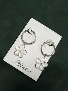 زوج من أقراط الحلقة المصنوعة من الفولاذ المقاوم للصدأ بطراز بوهيمي مرشوش بالرمل بتصميم زهرة البلوميريا