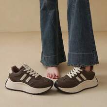 女士白色休闲运动鞋，2025春夏秋季新款户外厚底时尚百搭度假风学生户外徒步防滑滑板平底鞋（略有色差） - 棕色 - 查看 5
